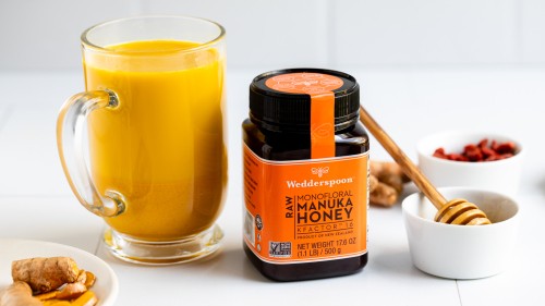 Wedderspoon-raw-manuka-honey-k-factor-16-500mg-lifestyle